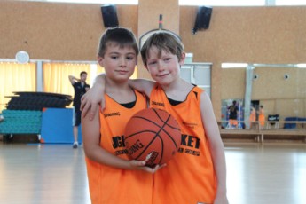 dos-jugadores-minibasket-am
