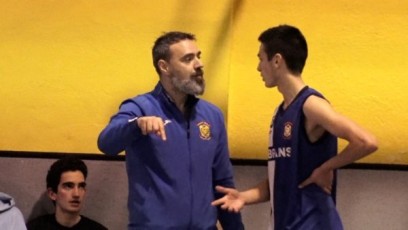 Entrenador de baloncesto hablando con un jugador