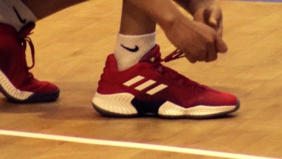 Jugador de baloncesto abrochándose la zapatilla deportiva