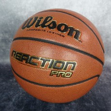 Wilson Reaction Pro. Pelota baloncesto cuero composite color marrón