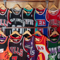 NBA retro camisetas colgadas. Harwood Classics Michell and Ness. Basketspirit Madrid