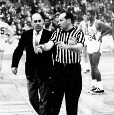 Norm Drucker, árbitro NBA y Red Auerbach entrenador de Boston Celtics. Finales 60s