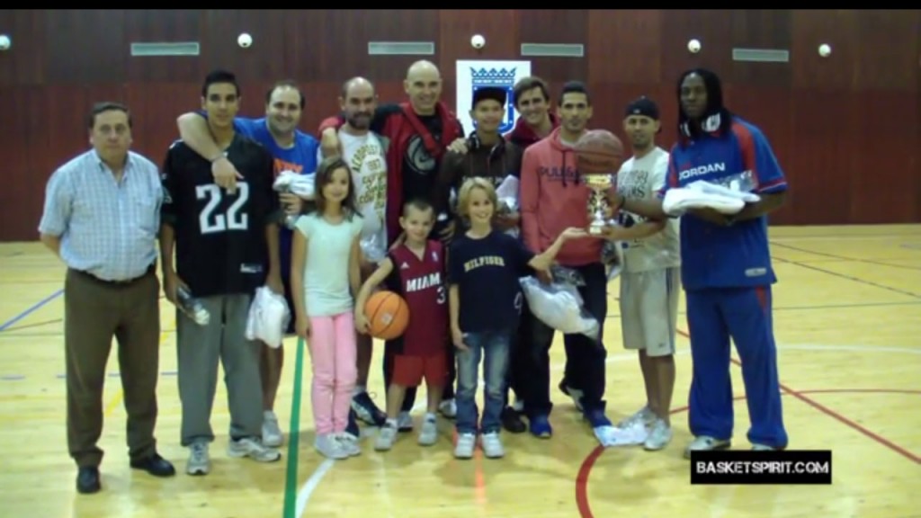 Momento Basketspirit. Los integrantes de Premium Max celebran con toda la familia el triunfo en el XIV Torneo Villa de Vallecas