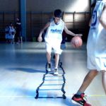 Video: Ejercicio bote baloncesto con la manos menos hábil en escalera de agilidad