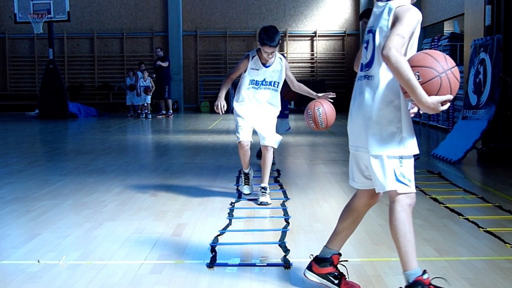 Video: Ejercicio bote baloncesto con la manos menos hábil en escalera de agilidad