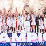 Rudy Fernández levanta la Copa de Campeones de Europa junto con sus compañeros. España campeona Eurobasket 2022.