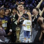 Denver Nuggets con Nikola Jokic celebran el campeonato NBA 2023